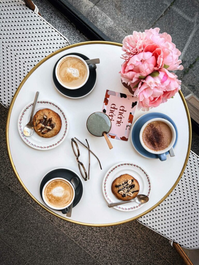 Table avec cafés et pâtisseries à Chérie Chéri