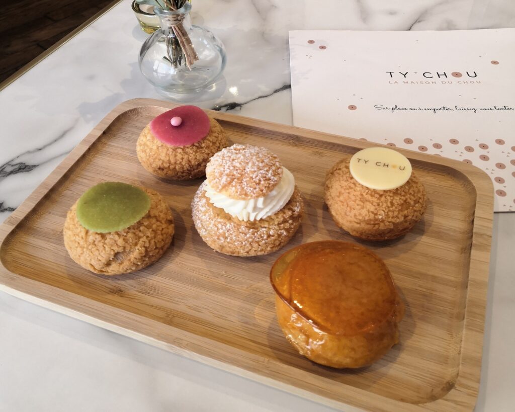 Choux présentés sur un plateau