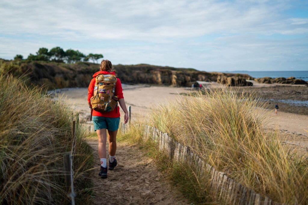 Randonnée sur le GR34, le sentier des douaniers en Bretagne.