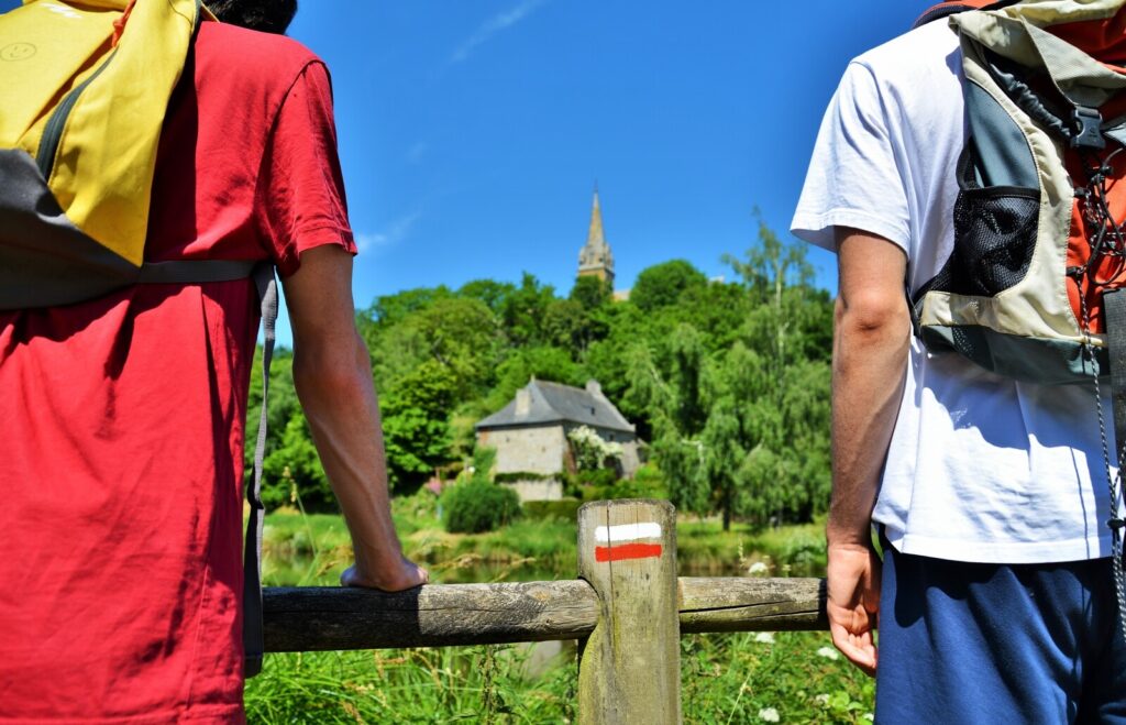 Randonneurs sur le GR37 près de Bécherel