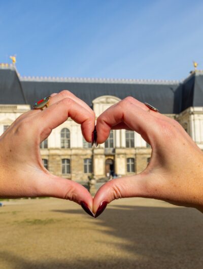 Un coeur avec les mains sur la Place du Parlement de Bretagne