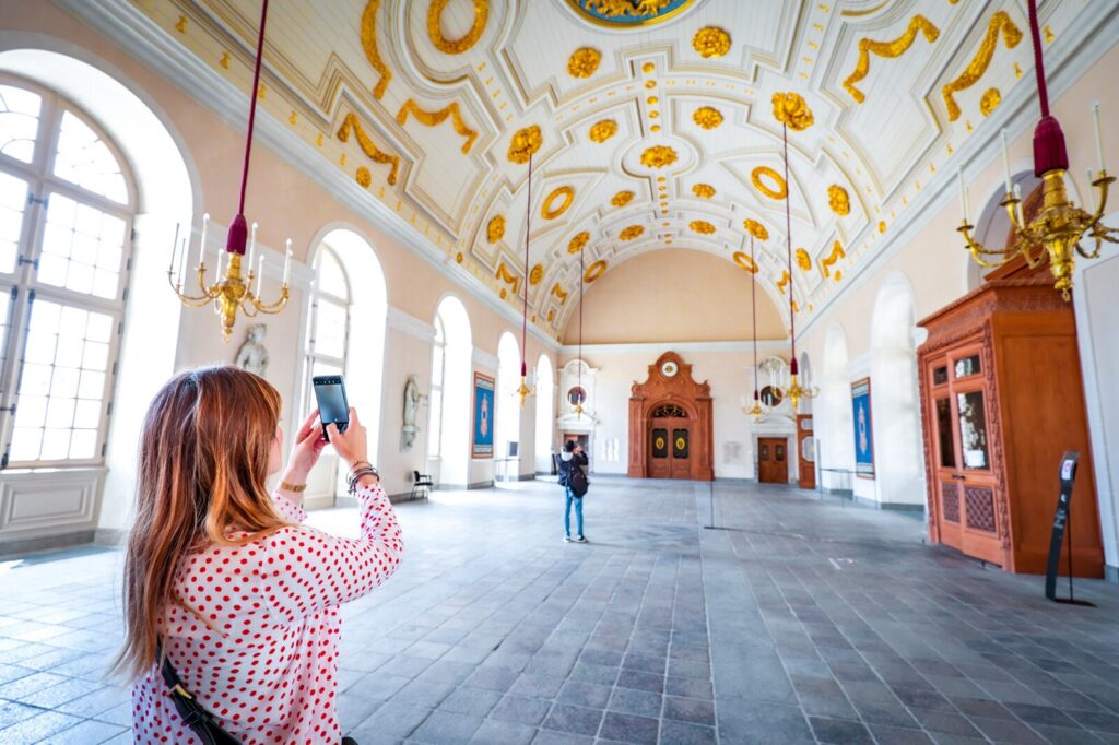 Visite de la salle des pas perdus du Parlement de Bretagne