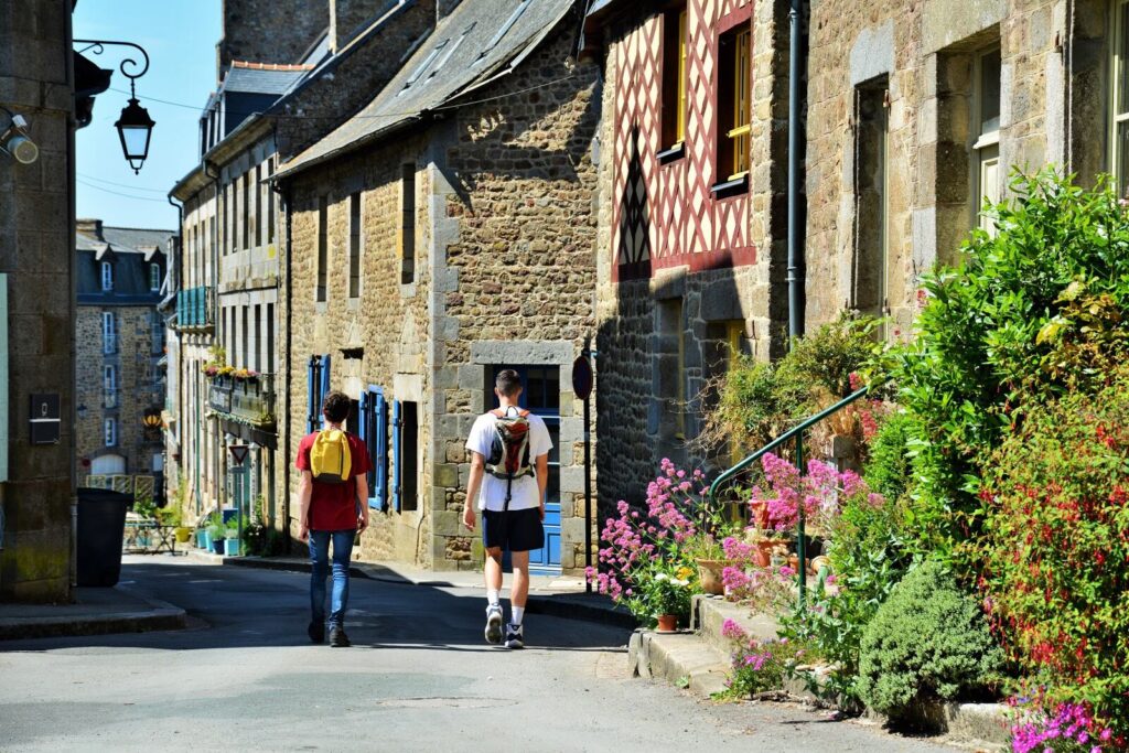 Deux ados se promènent dans les rues de Bécherel, cité du Livre en Bretagne.