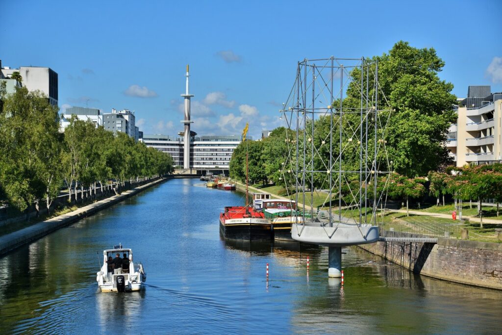 Bateau naviguant sur la Vilaine à Rennes au niveau des quais de la Prévalaye