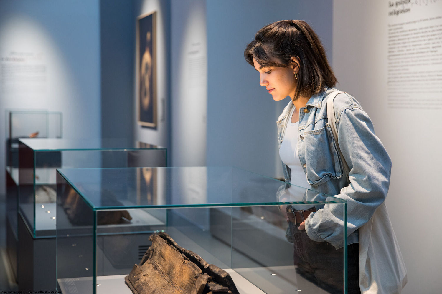 Une visiteuse observe les collections du Musée de Bretagne