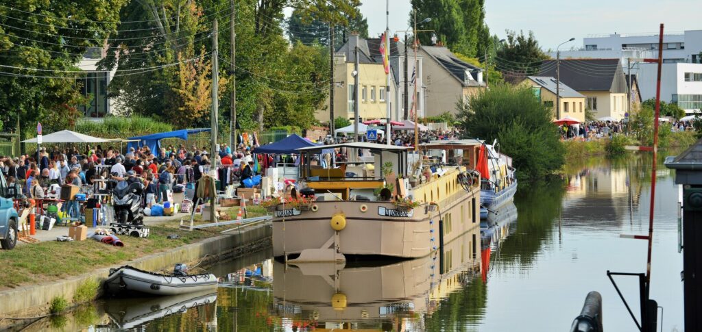 Stands et public à la braderie du canal Saint-Martin