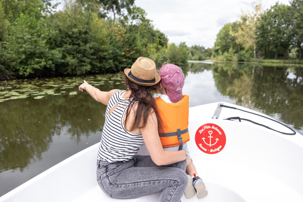 Femme et petit garçon sur un bateau