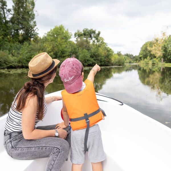 Une maman et son fils en balade à bord d'un p'tit bateau électrique