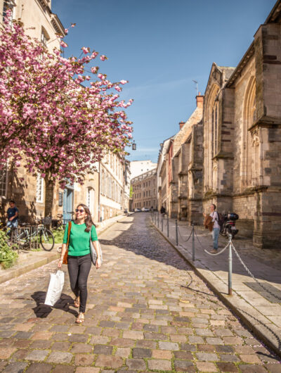 Promeneuse, rue Saint-Yves à Rennes
