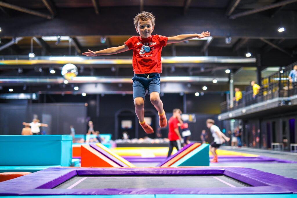 Un enfant s'amuse sur un trampoline chez Upper avenue à Vern sur Seiche près de Rennes