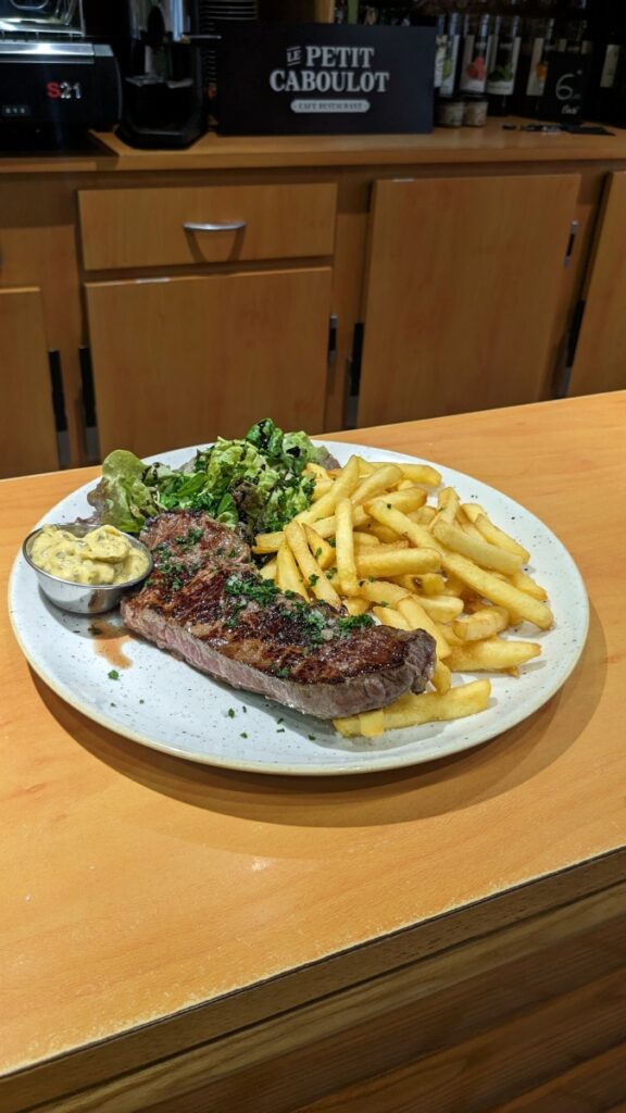 Viande, frites et salade