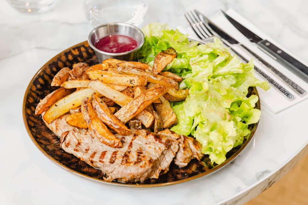 Viande, frites et salade