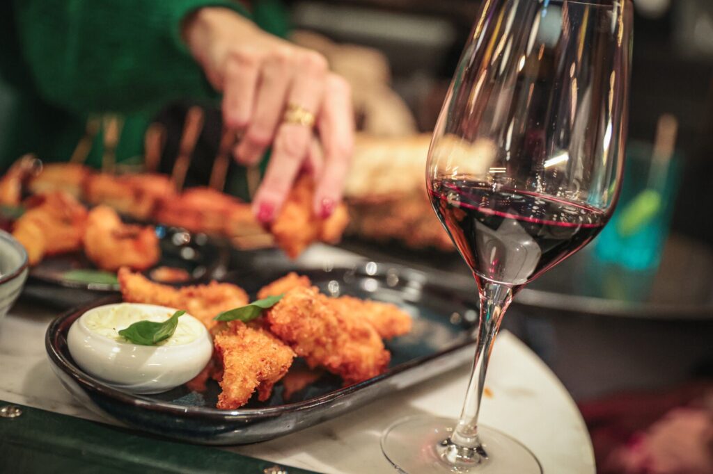 Gros plan sur un verre de vin dans un bistrot rennais