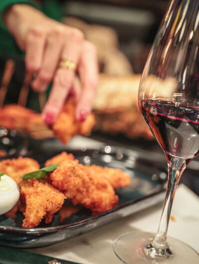 Gros plan sur un verre de vin dans un bistrot rennais