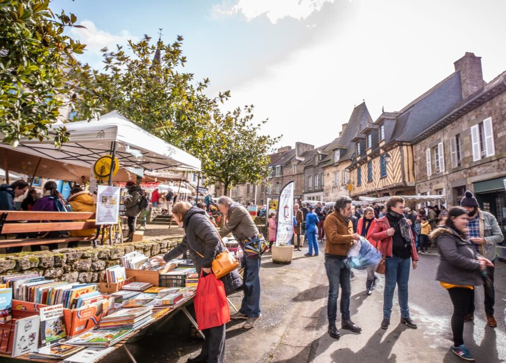 Marché et fête du Livre à Bécherel en Bretagne