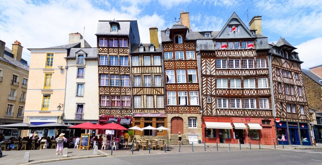Le place du Champ Jacquet à Rennes et ses célèbres façades à pans de bois