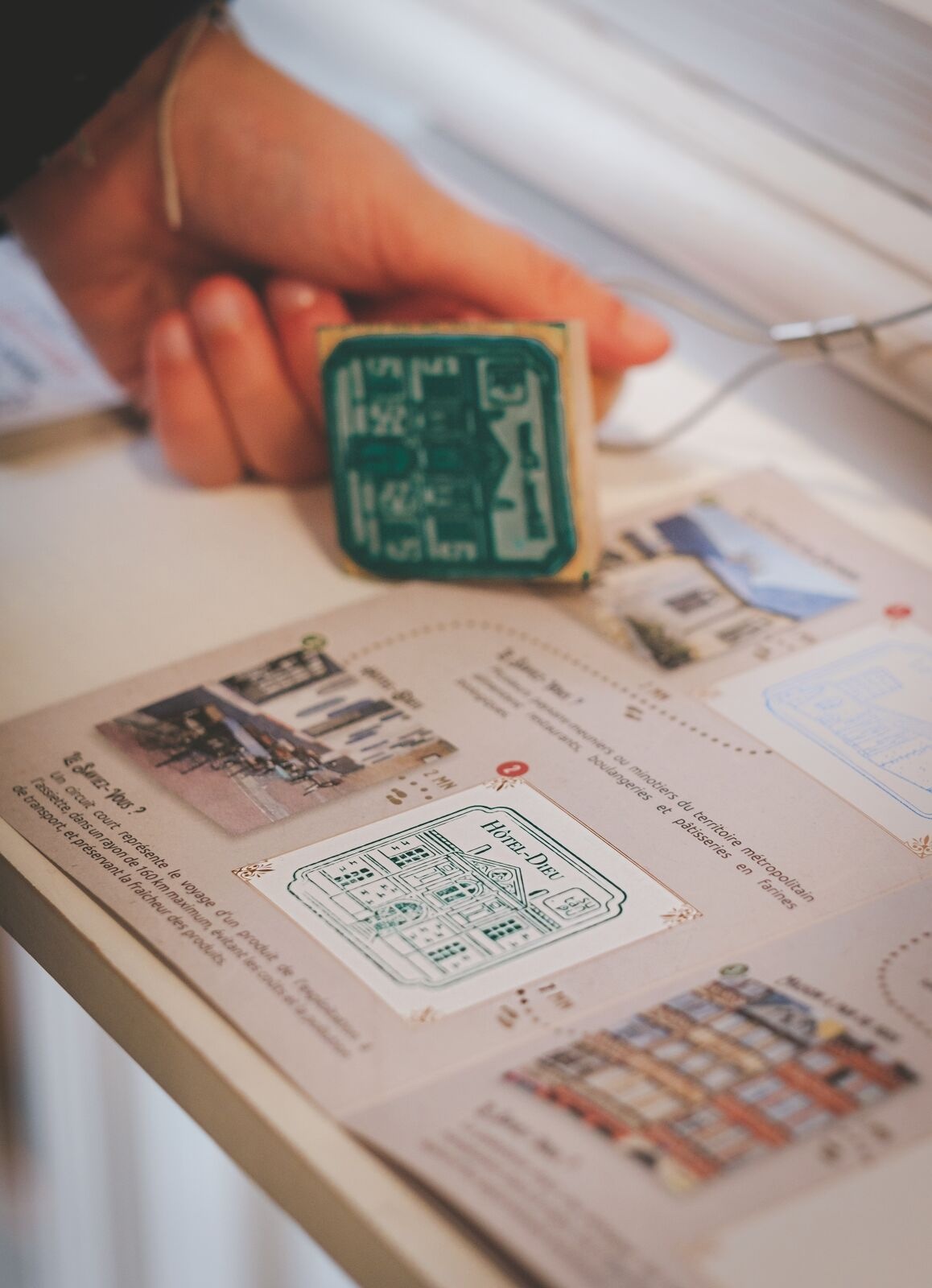 Tampon touristique spécial Rennes, sur un carnet collectionnez les représentations des monuments