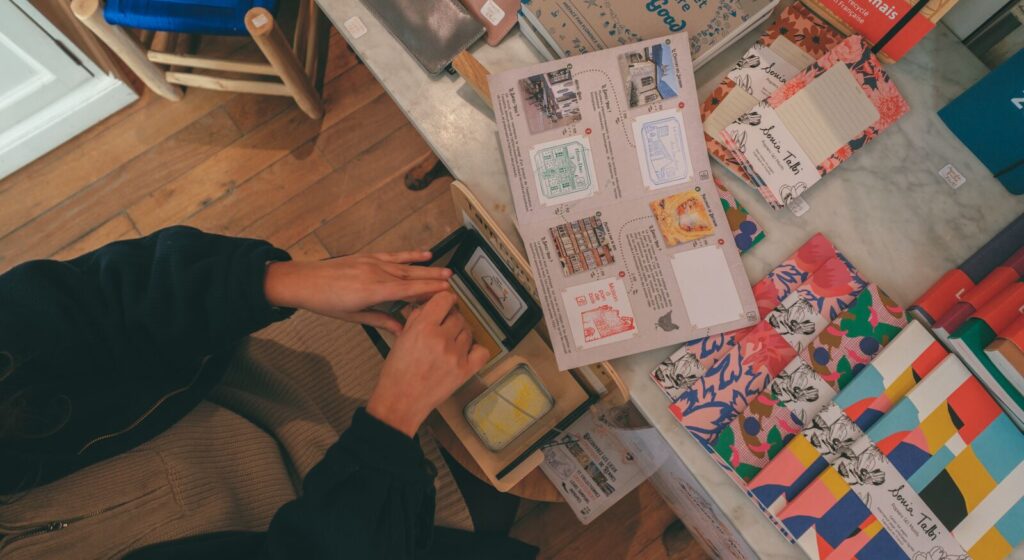 Collectionner les tampons touristiques sur un carnet, une tradition venue du Japon.