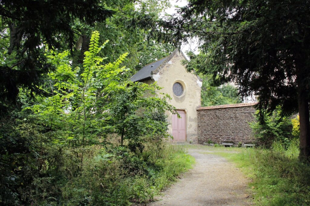 Chapelle dans le parc Saint-Cyr