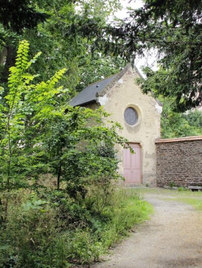 Chapelle dans le parc Saint-Cyr