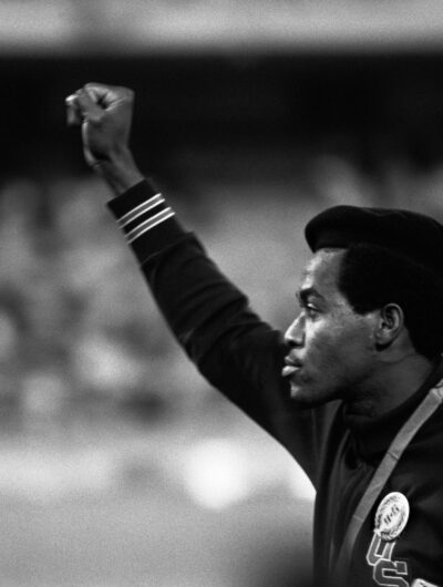 Un athlète américain lève le poing en symbole de la lutte contre la discrimination raciale aux États-Unis. Mexico, Mexique. L'athlète Lee Evans, vainqueur du 400m en 43,86 sec. 1968