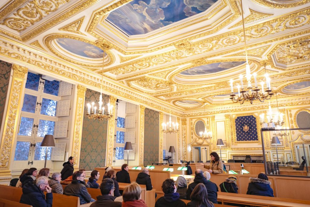 Visite guidée dans une salles du Palais du Parlement de Bretagne à Rennes qui abrite la cour d'appel
