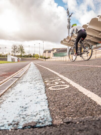 Un cycliste s'entraîne sur le vélodrome stade du Commandant Bougouin