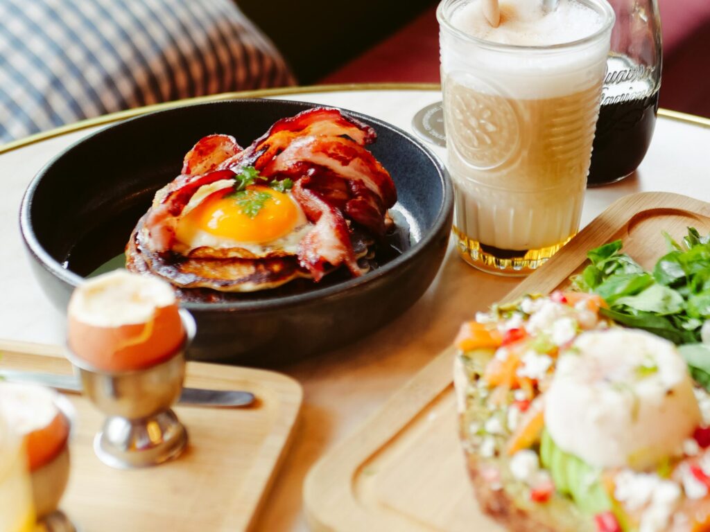 Brunch avec assiette, œuf et café.