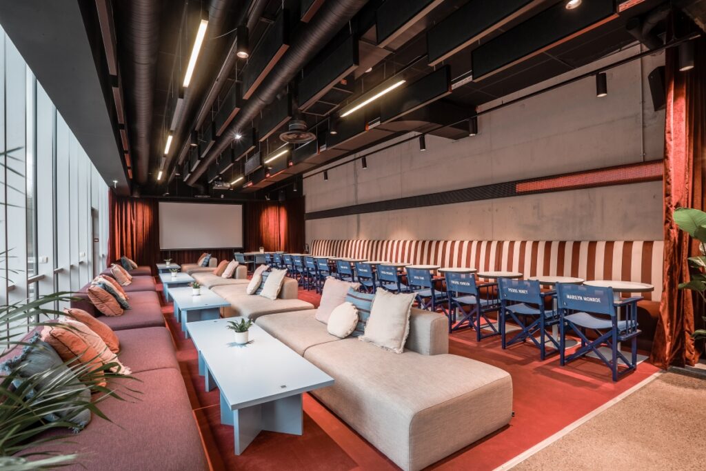 Salle de restaurant et de cinéma