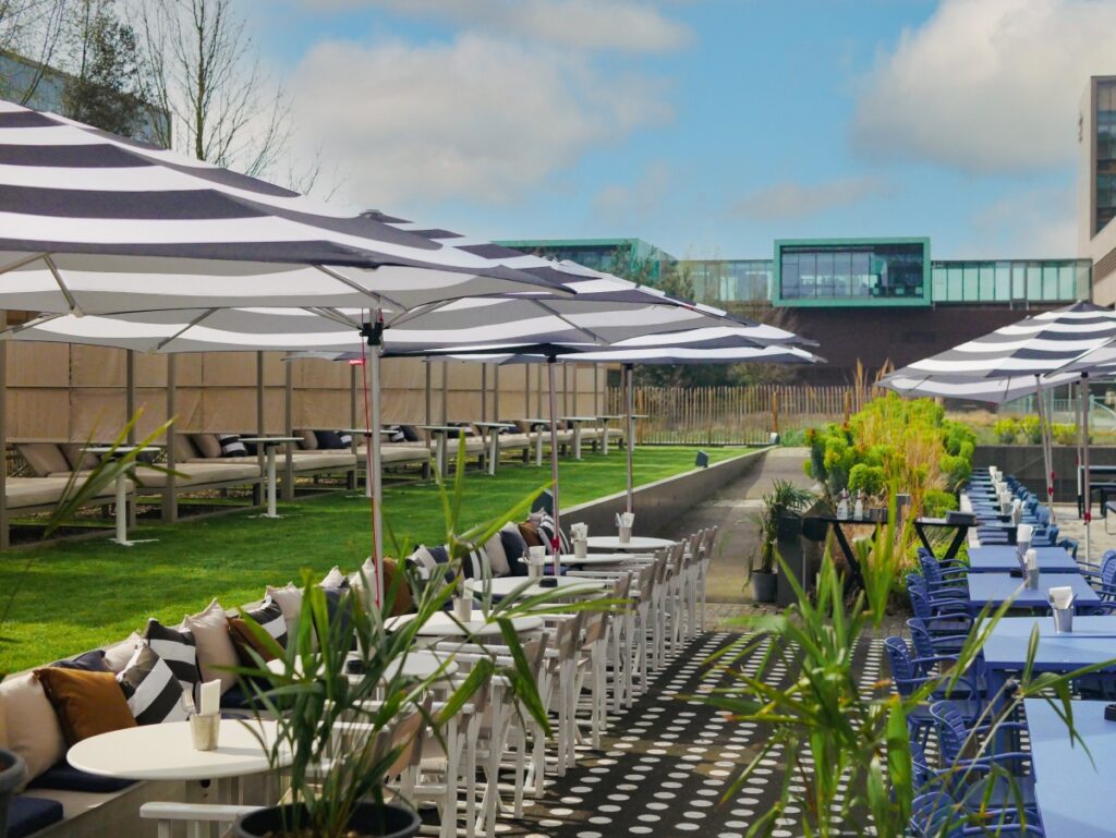 Tables sur la terrasse