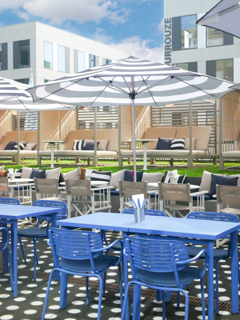 Tables sur la terrasse