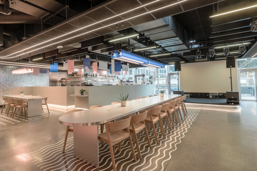 Bar, tablées, écran de cinéma