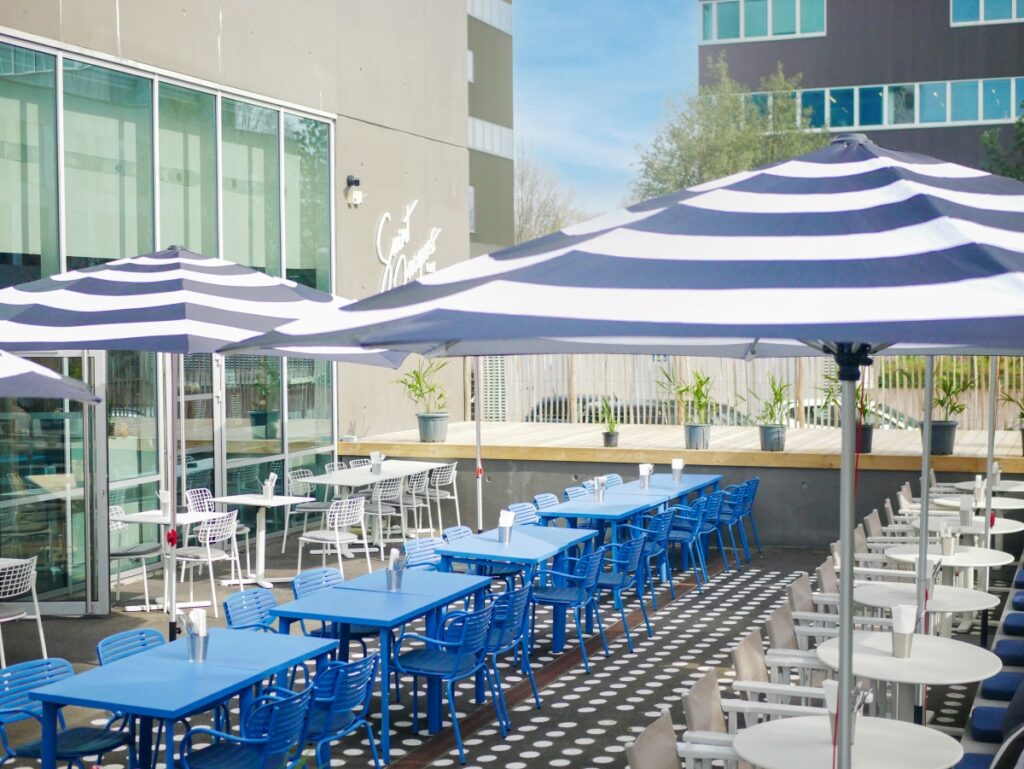 Tables sur la terrasse
