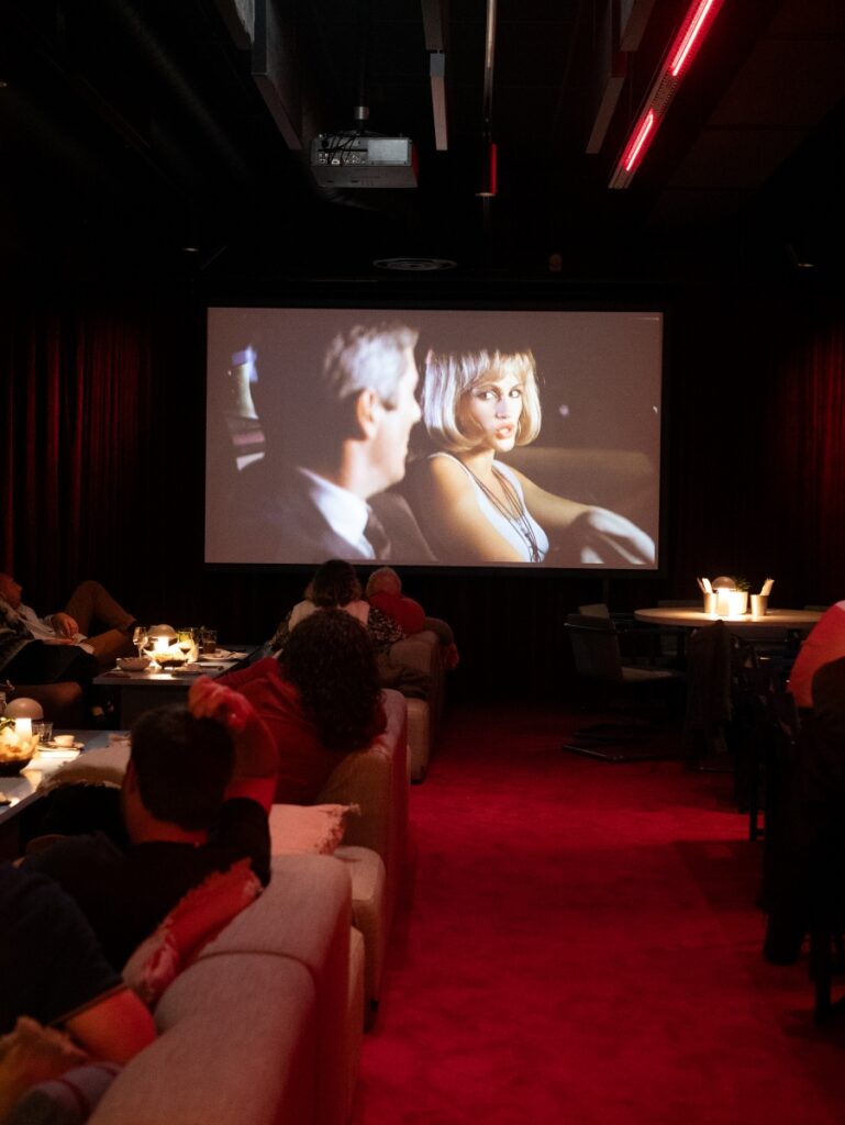 Salle de restaurant et de cinéma
