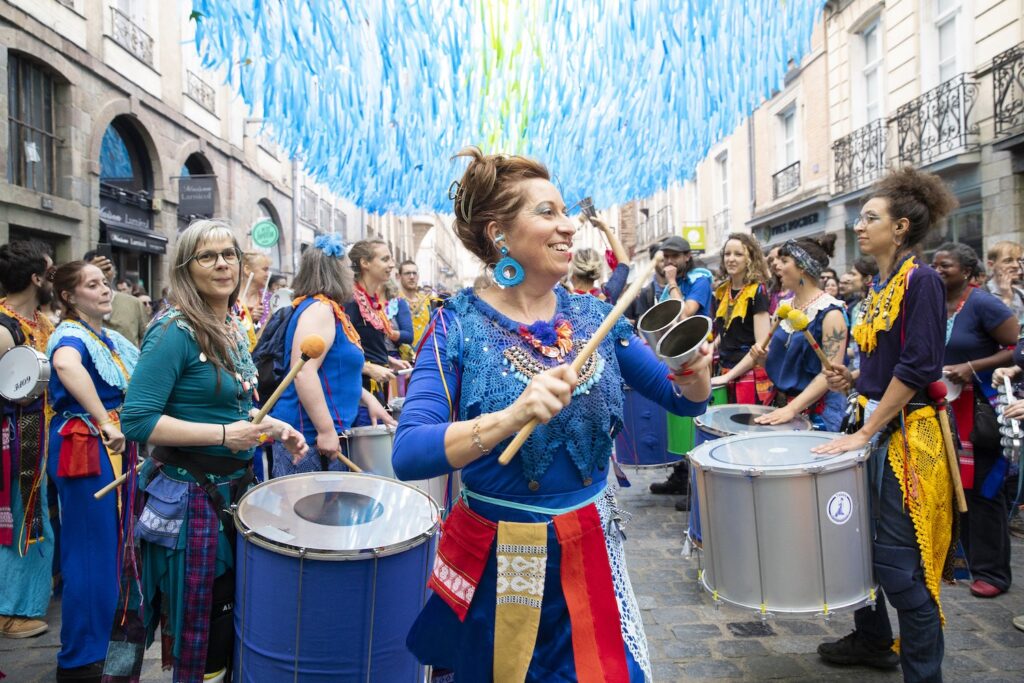 Scène de fête de la musique ddans les rues de Rennes en 2024