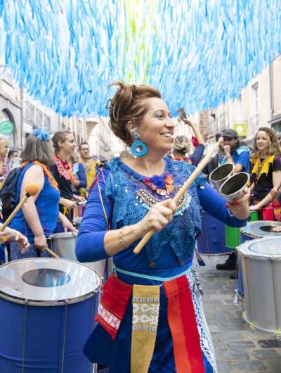 Scène de fête de la musique ddans les rues de Rennes en 2024
