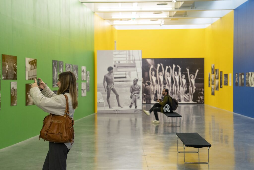 Vue de l'exposition de Raymond Depardon sur les Jeux Olympiques