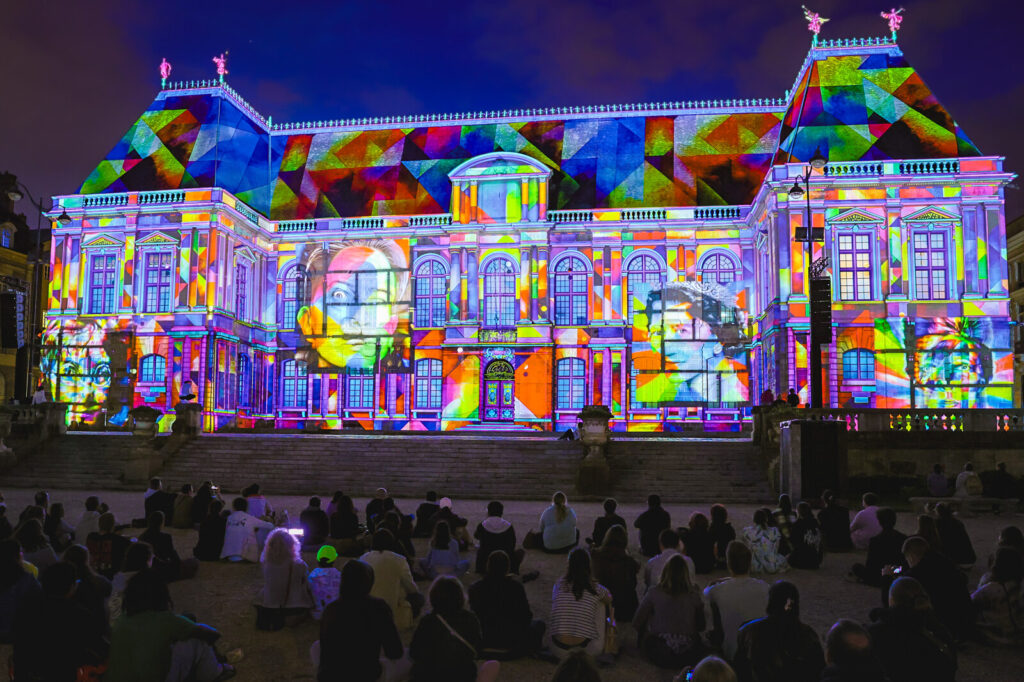 Public regardant les projections 2025 du Parlement de Bretagne
