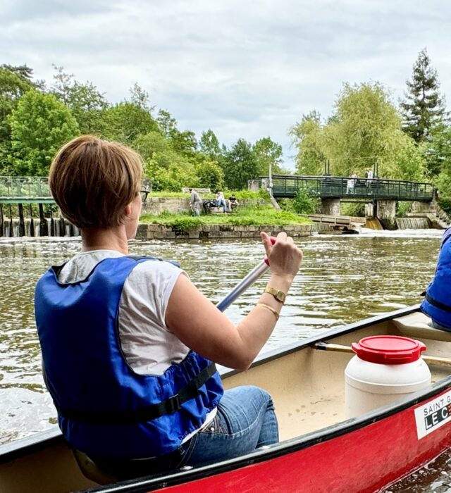 Kayakistes sur la rivière