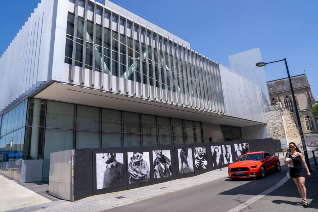 Fresque artistique sur le mur de la rue d'échange le long du centre des congrès, réalisée par le Rennais Alexandre Bouchon.