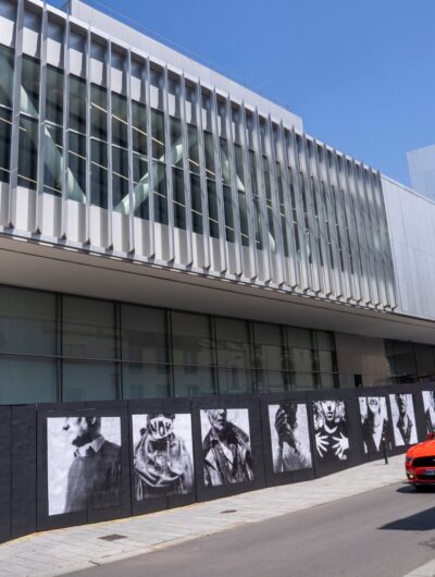 Fresque artistique sur le mur de la rue d'échange le long du centre des congrès, réalisée par le Rennais Alexandre Bouchon.
