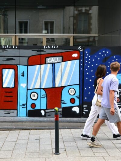 Le mur de la rue d'échange orné d'une fresque street art