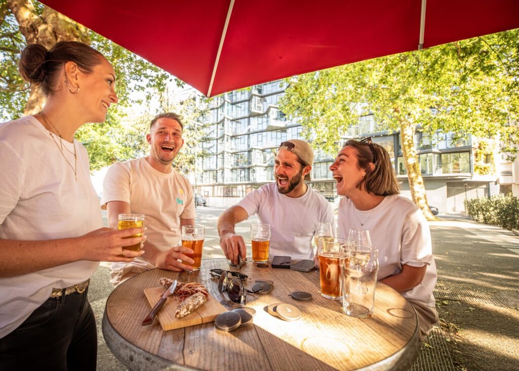 Apéro entre amis en terrasse sur le mail.