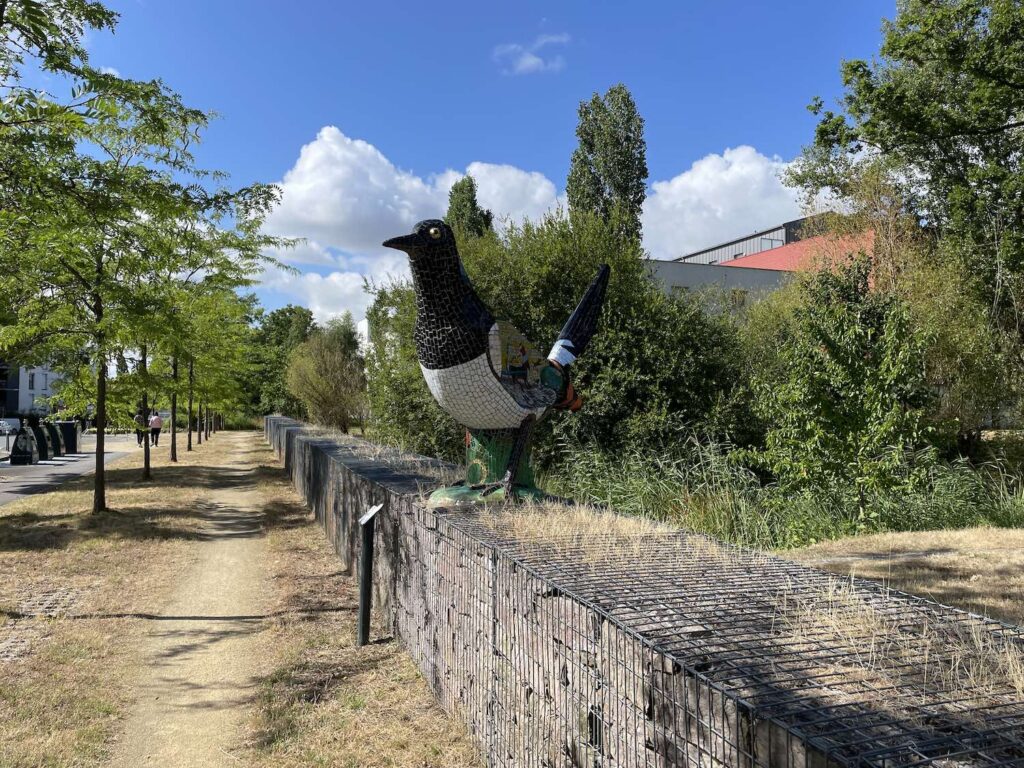 Une oeuvre d'art représentant la Pie qui chante sur le parcours de la coulée verte à Chantepie