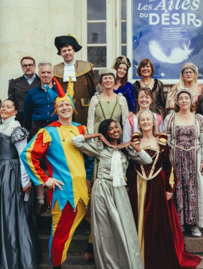 Groupe en costumes