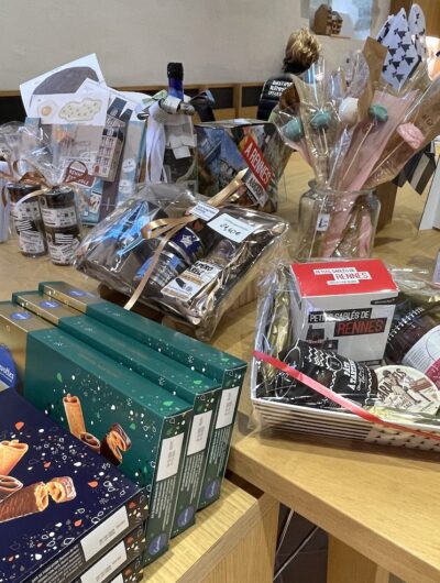 Cadeaux de Noël à la boutique de l'Office de tourisme de Rennes