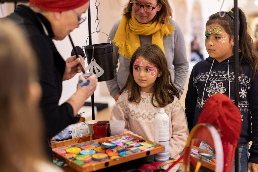 Atelier maquillage lors d'une Ouverture du cloître au cœur du Couvent des Jacobnins