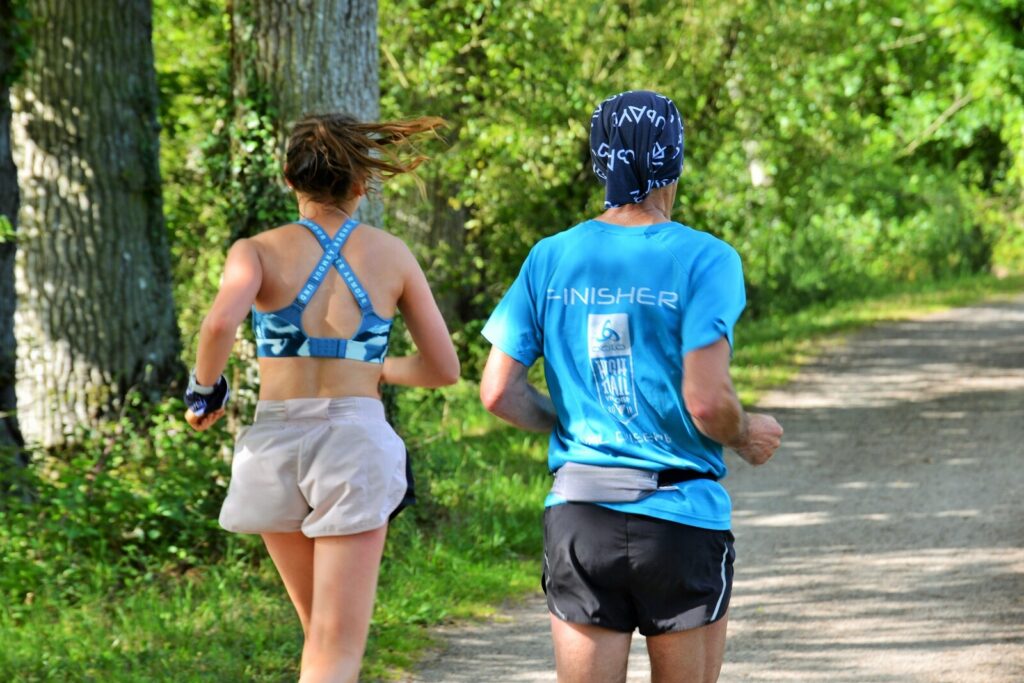 Couple de runners sur le chemin de halage à Betton en Bretagne