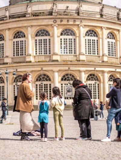 Enfants devant l'opéra, sur la place de la Mairie