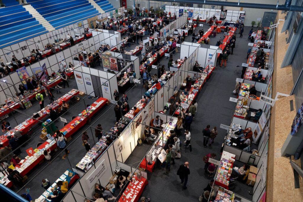 Vue du salon des livres du festival Rue des livres aux Cadets de Bretagne à Rennes